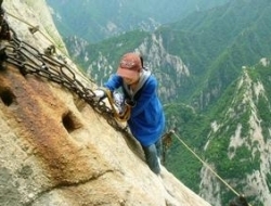 世界上最危险的栈道 许多人冒着生命危险