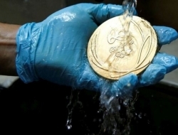 奥运会奖牌在电视里都见过，可你知道它是怎么做出来的么