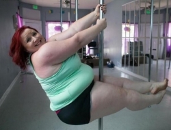 大姐，你这么跳钢管舞，你考虑过钢管的感受么？为那根钢管担忧！