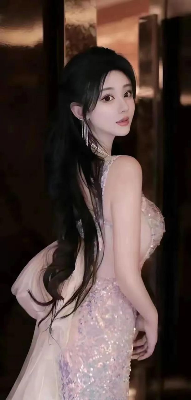 同样45岁吴越比左小青漂亮很多，一个脸肿胀像假人，一个人到中年