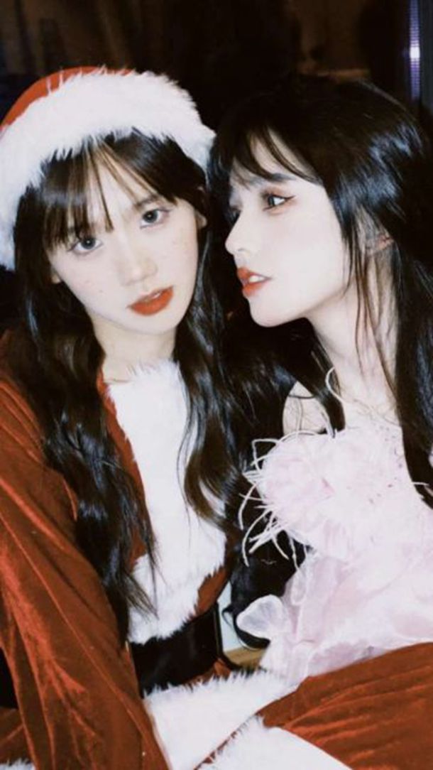 “两只大白兔蹦蹦跳跳真可爱”